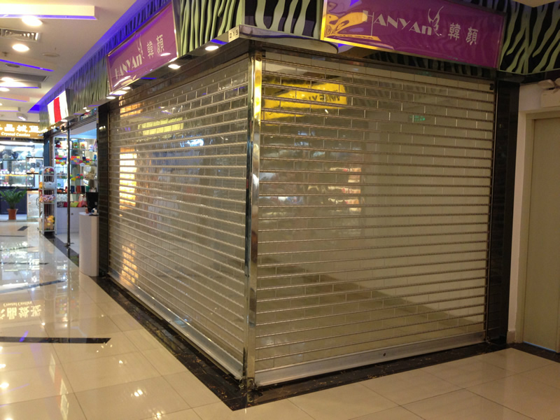 已完工商场水晶卷帘门